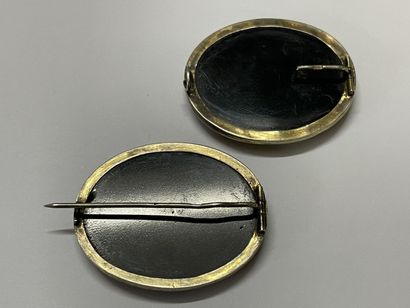 Deux broches ovales en micromosaique. 

Vue...