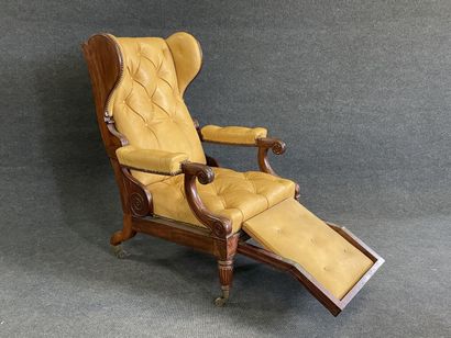Fauteuil à mécanisme en acajou, garni de...