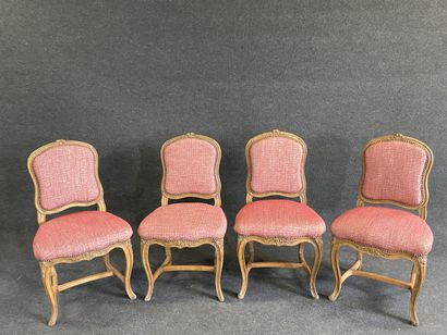 Suite de quatre chaises en bois mouluré.

Epoque...