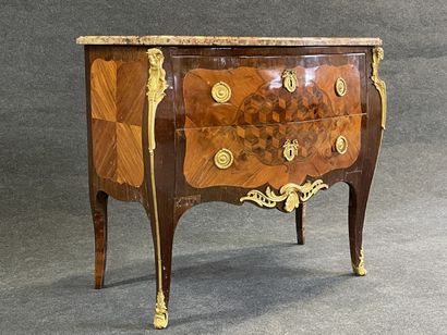 Commode sauteuse marquetée, soulignée de...