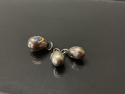 Trois petits pendentifs oeufs en argent XIX°

-...