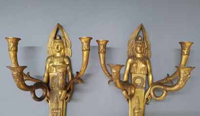 Paire d'appliques en bronze doré ciselé figurant...