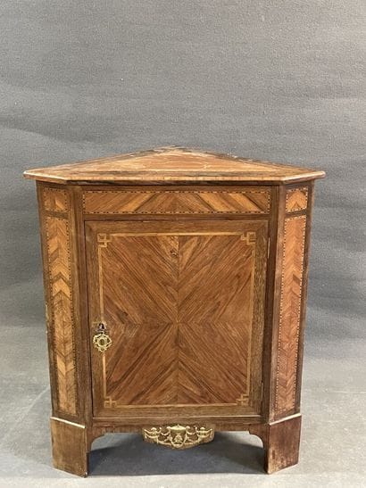 Encoignure en frisage.

Style Louis XVI,...