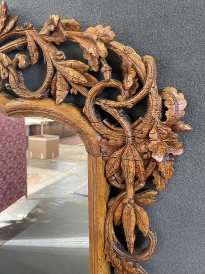 Miroir en chêne sculpté et ajouré à décor...
