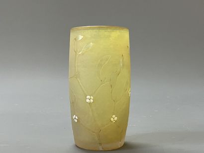 DAUM. 

Petit vase en verre givré, décor...
