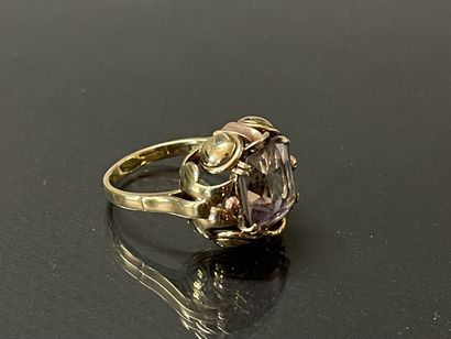 Bague dome en or ajouré 585°/00, sertie d'une...