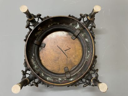 Beau socle en bronze patiné, pieds naturalistes.

Fin...