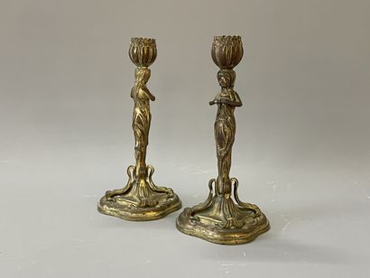 Paire de flambeaux en bronze doré figurant...