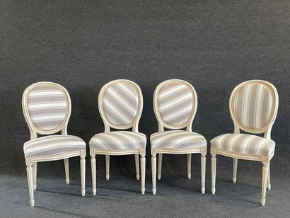 Suite de quatre chaises médaillon laqué bien...