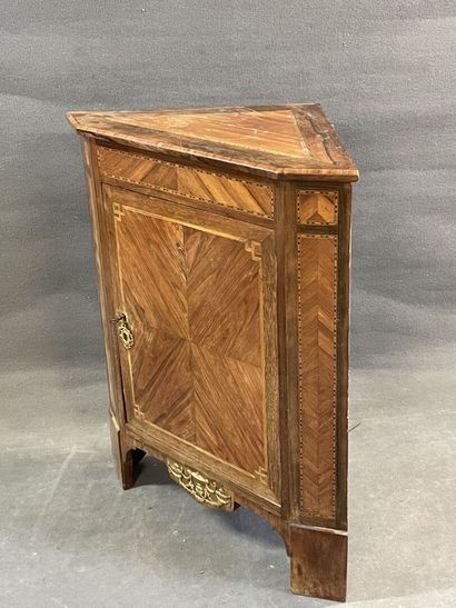 Encoignure en frisage.

Style Louis XVI,...