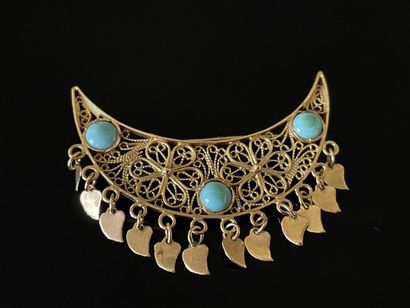 Croissant en or filigrane et trois cabochons...