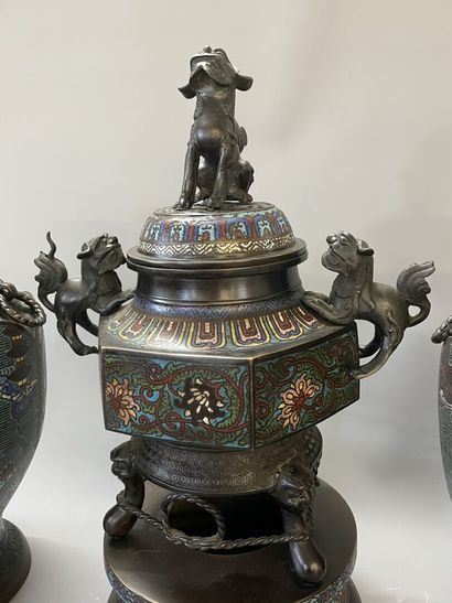 JAPON vers 1900:

Garniture de cheminée comprenant...
