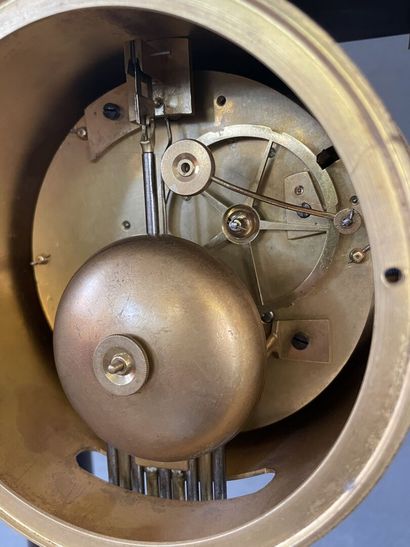 Pendule portique en acajou et bronze doré.

Epoque...