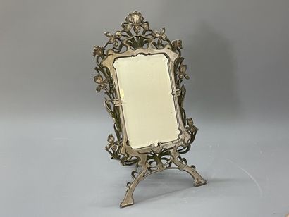 Miroir de table en métal argenté Art Nouveau.

48...