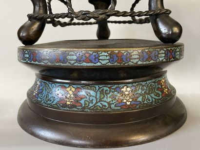 JAPON vers 1900:

Garniture de cheminée comprenant...