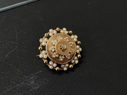 Pendentif souvenir et broche ronde, en or...
