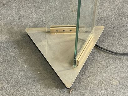 Lampe halogène en verre et métal doré. 

H....