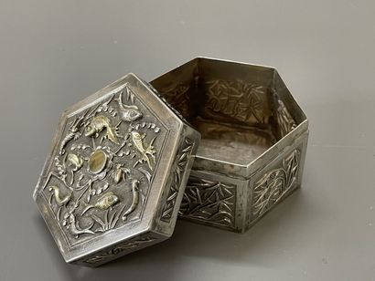 Boîte asiatique hexagonale en argent, décor...