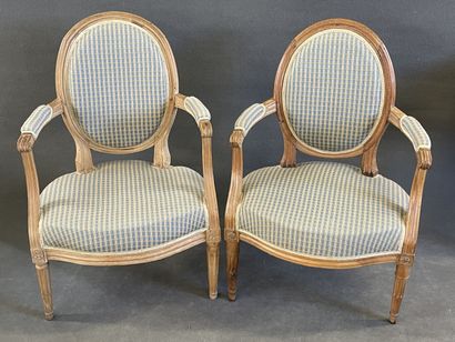 Paire de fauteuils cabriolets en bois sculpté...