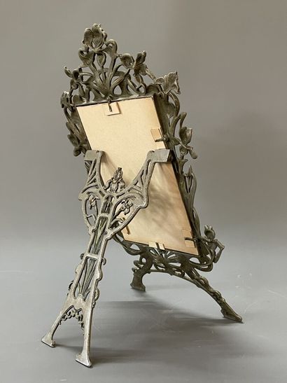 Miroir de table en métal argenté Art Nouveau.

48...