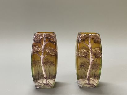 Paire de vases miniatures à décor émaillé...