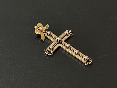 Croix en or sertie de petites perles.

H:...
