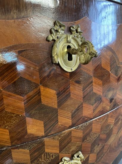 Commode sauteuse marquetée, soulignée de...