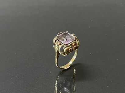 Bague dome en or ajouré 585°/00, sertie d'une...