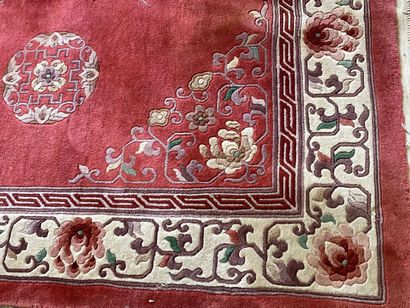 Grand tapis en laine rouge.

Chine XX°. 

290...