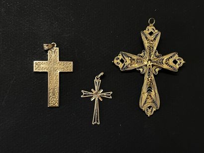 Trois croix religieuses.

- croix en or 750°/00,...