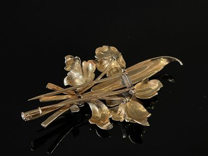 Broche en or figurant un bouquet de fleurs,...