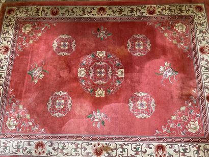 Grand tapis en laine rouge.

Chine XX°. 

290...