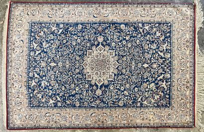 IRAN Naïn, tapis laine et soie fond bleu

240...