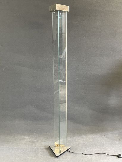 Lampe halogène en verre et métal doré. 

H....