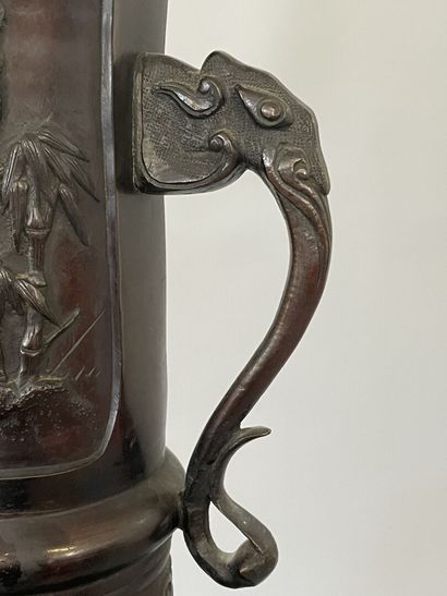 Grand vase en bronze patiné japonais.

H:...