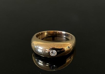 Bague jonc en or sertie d'un petit diamant...