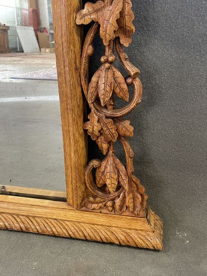 Miroir en chêne sculpté et ajouré à décor...