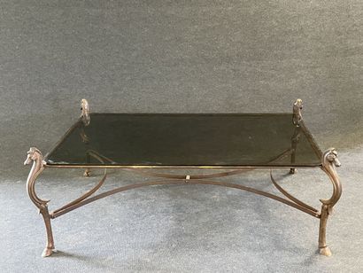 Grande table basse en métal patiné à décor...