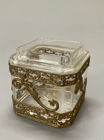 Ensemble de garnitures de toilettes en verres...