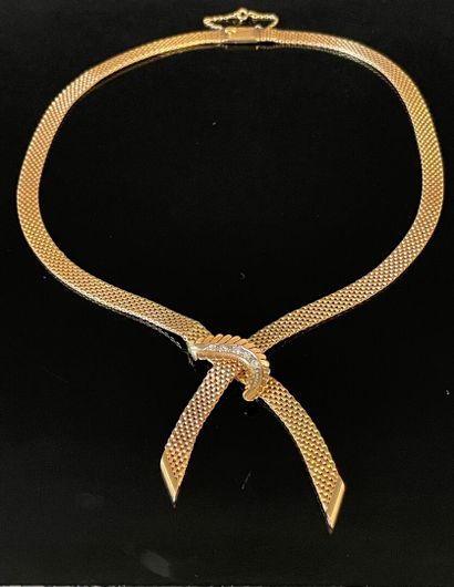 Collier en or, figurant un ruban, pavage...