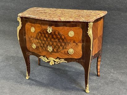 Commode sauteuse marquetée, soulignée de...