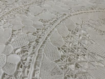 Tablecloth embroidered with the needle in...