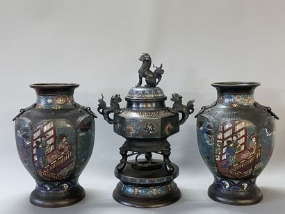 JAPON vers 1900:

Garniture de cheminée comprenant...