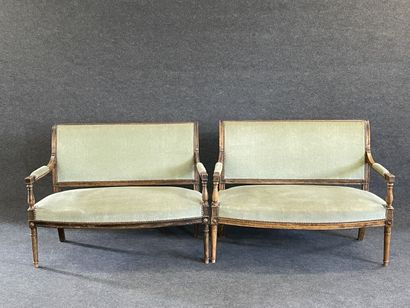Paire de banquettes garnies de velours vert.

Style...