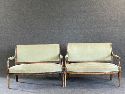 Paire de banquettes garnies de velours vert.

Style...