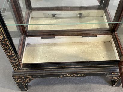 Vitrine asiatique en bois laqué, décor doré,...