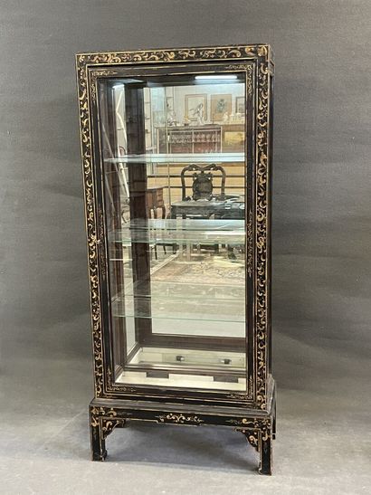 Vitrine asiatique en bois laqué, décor doré,...