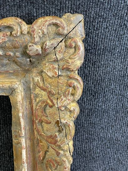 Paire de grands cadres en bois et stuc doré....