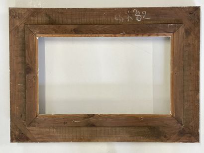 Cadre en bois et stuc patiné crème. 

Début...
