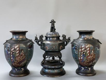 JAPON vers 1900:

Garniture de cheminée comprenant...